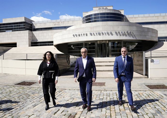 El presidente del COE, Alejandro Blanco; el presidente del CSD, José Manuel Franco; y la consellera de Presidencia de la Generalitat de Catalunya, Laura Vilagr, delante de la sede del COE.