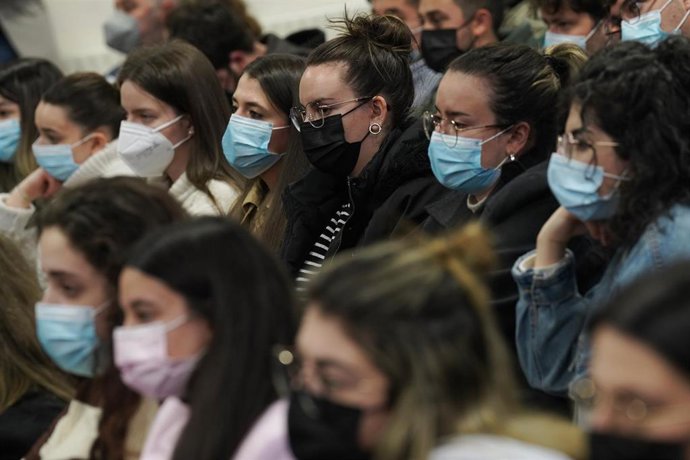 Varios universitarios, con mascarillas, el día en que ha entrado en vigor el decreto que pone fin al uso de la mascarilla en la mayoría de interiores.