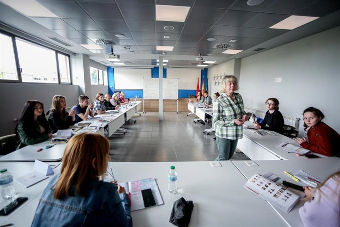 Varios alumnos ucranianos atienden una clase de español en el Centro de Referencia Nacional (CRN) de Moratalaz.