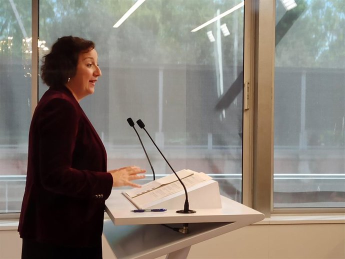 La portavoz del PSC-Units en el Parlament, Alícia Romero, en rueda de prensa en la Cámara.