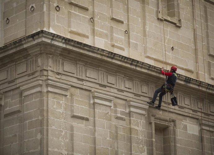 Archivo - Trabajador en altura