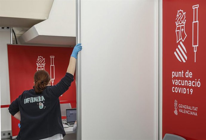 Archivo - Una enfermera en el vacunódromo instalado en la Ciutat de Les Arts i les Cincies