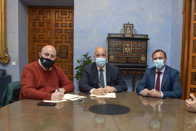 El presidente de la Diputación de Córdoba, Antonio Ruiz (centro), en la firma con el alcalde de Posadas, Emilio Martínez (izda.).