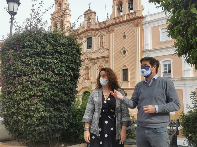 Guillermo García de Longoria, portavoz del grupo municipal de Cs en el Ayuntamiento de Huelva, y Noelia Álvarez, viceportavoz, en la Plaza de la Merced.