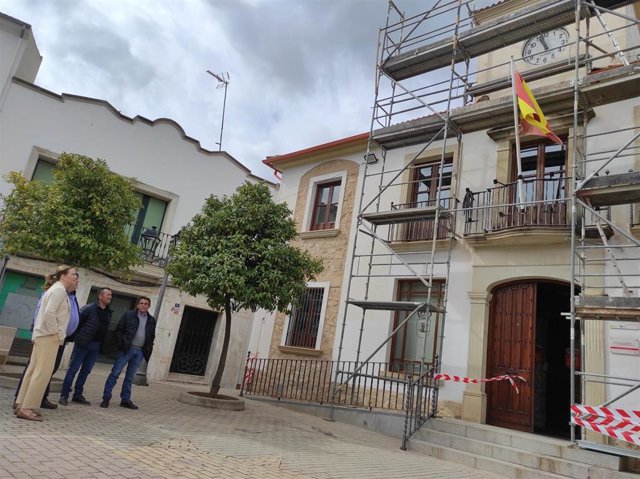 Adán, junto a responsables municipales, observa la estructura para instalar los autómatas.