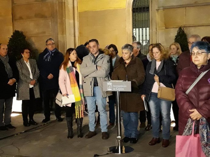 Archivo - La alcaldesa de Gijón lee un manifiesto durante la concentración en la plaza Mayor por el asesinato de Lorena Dacuña (Archivo)