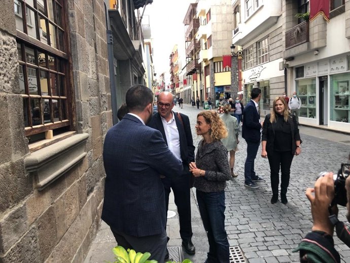 La presidenta del Congreso de los Diputados, Meritxell Batet, junto al delegado del Gobierno en Canarias, Anselmo Pestana, en una visita institucional a La Palma