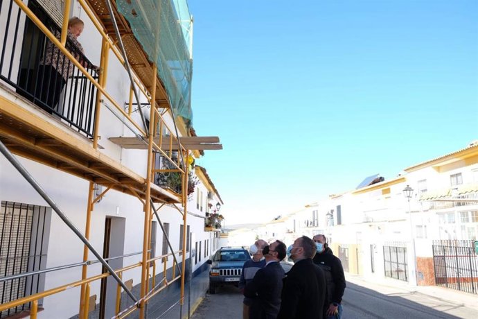 El delegado territorial de Regeneración, Justicia y Administración Local de la Junta en Sevilla, Javier Millán, en una de sus visitas a los municpios de la provincia de Sevilla.