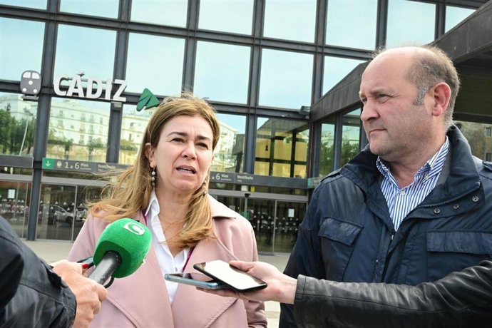 Ruiz Sillero con Juancho Ortiz en la estación de Renfe de Cádiz.