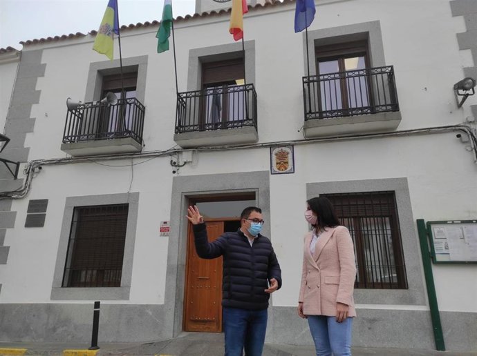 La delegada territorial de Regeneración, Justicia y Administración Local de la Junta en Córdoba, Purificación Joyera, visita El Guijo en una imagen de archivo.
