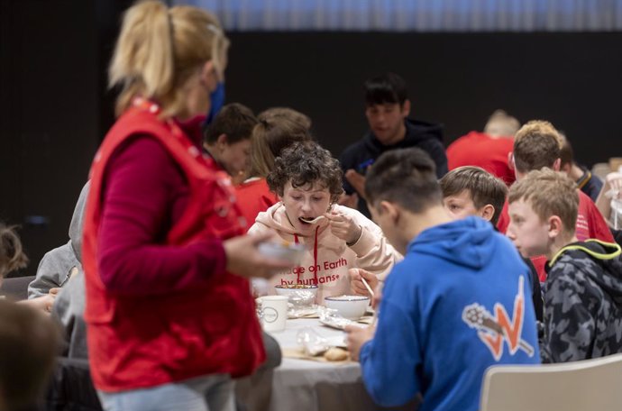 Niños refugiados ucranianos en un comedor en el Hotel Novotel, a 30 de marzo de 2022, en Madrid (España). La Fundación Madrina ha procedido a rescatar junto al Ejército Español, a 105 personas ucranianas, 85 de ellas, niños procedentes de un orfanato de
