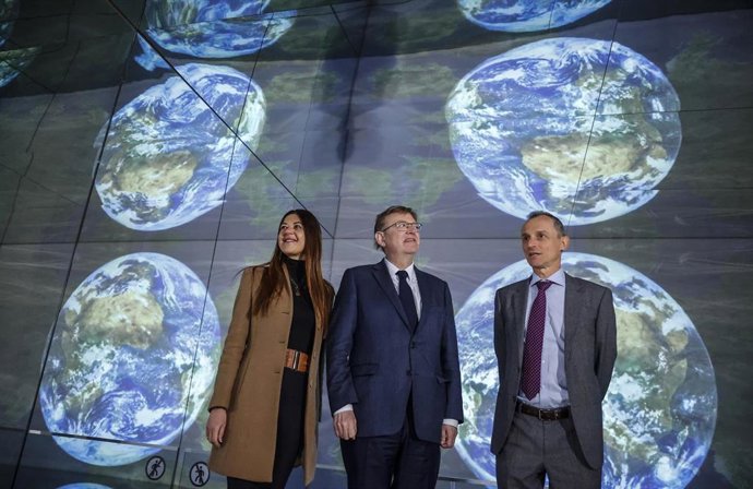 (I-D) La consellera de Innovación, Universidades, Ciencia y Sociedad Digital, Carolina Pascual; el presidente de la Generalitat valenciana, Ximo Puig, y el ex ministro de Ciencia e Innovación y astronauta Pedro Duque, durante a la cesión de objetos de P