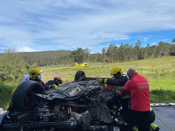 Dos heridos graves en el vuelco de un coche en Ponteceso