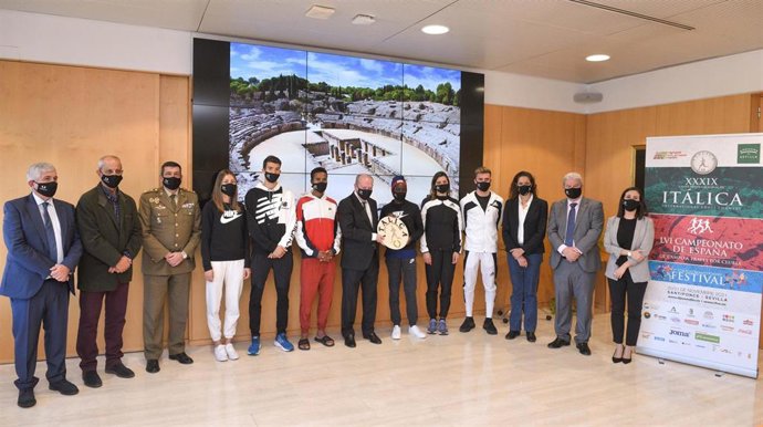 Archivo - Foto de familia en la Diputación con ocasión del galardón concedido por la RFEA por la organización del Cross de Itálica (Santiponce).