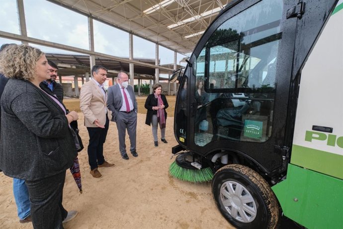 El presidente de la Diputación de Sevilla, Fernando Rodríguez Villalobos, en su visita a Bollullos de la Mitación.
