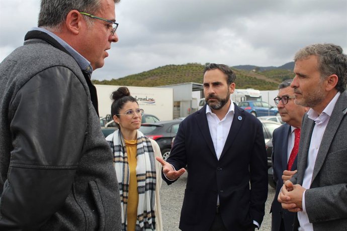 El secretario general del PSOE de Málaga, Daniel Pérez, en el centro, en su visita a Cotravelma, en Vélez-Málaga