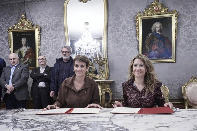 La presidenta Navarra, María Chivite (i), y la ministra de Transportes, Movilidad y Agenda Urbana, Raquel Sánchez, firman el protocolo para crear en Pamplona el centro nacional de industrialización y robótica aplicado a la construcción y la arquitectura.