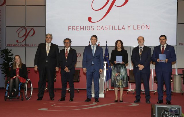 Mañueco, en el centro de la imagen, junto a los galardonados con los Premios Castilla y León 2021