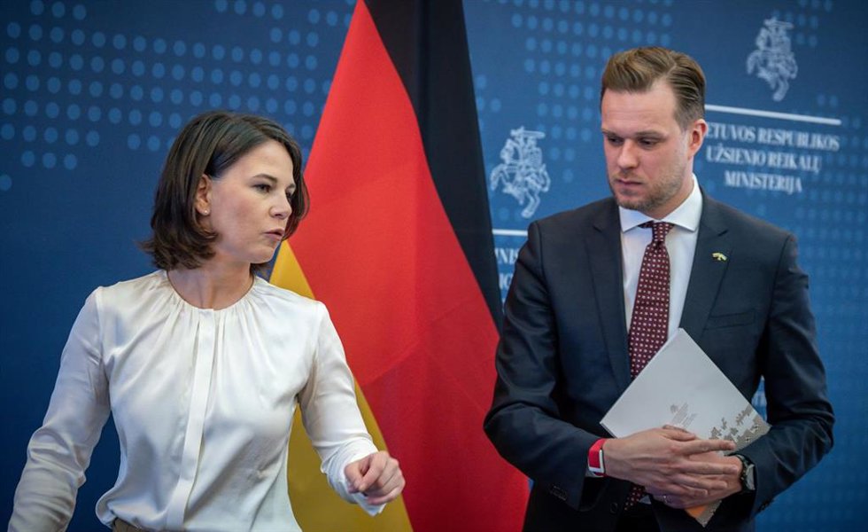 La ministra de Exteriores de Alemania, Annalena Baerbock, y el ministro de Exteriores de Lituania, Gabrielius Landsbergis. 