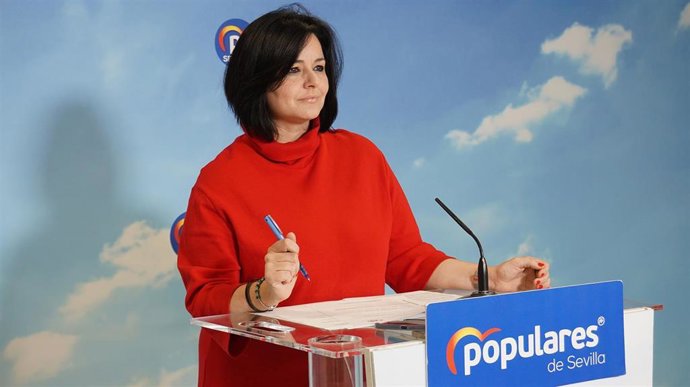 La presidenta del PP provincial, Virginia Pérez, en rueda de prensa en la sede de la formación.