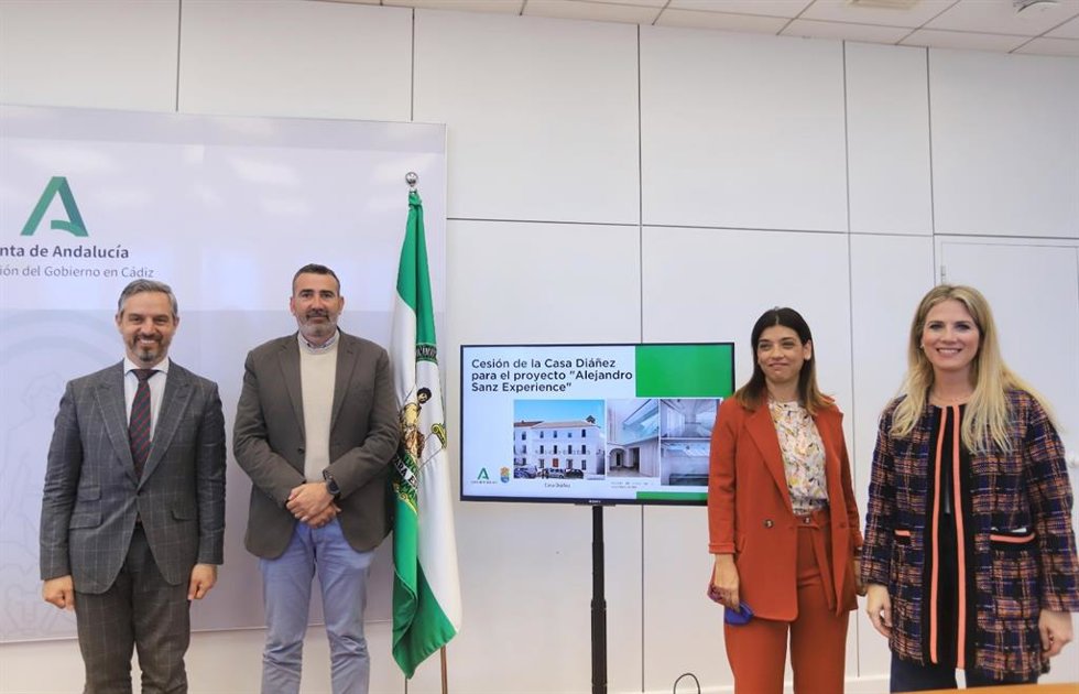 Firma del protocolo para cesión de inmueble para espacio dedicado a Alejandro Sanz en Alcalá.
