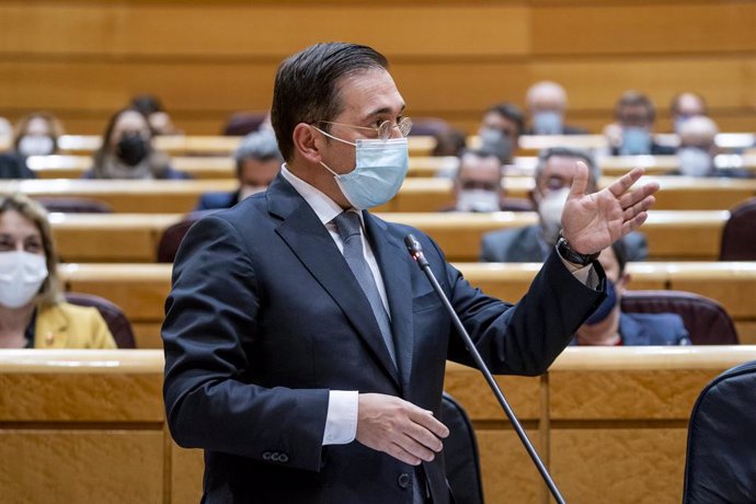 El ministro de Asuntos Exteriores, Unión Europea y Cooperación, José Manuel Albares, interviene en una sesión de control al Gobierno en el Senado, a 5 de abril de 2022, en Madrid (España). El PP ha centrado sus iniciativas en su petición de bajar los im