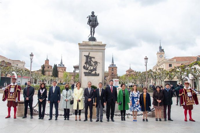 La corporación municipal homenajea a Miguel de Cervantes