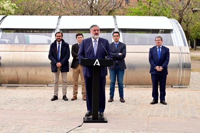 Pablo García interviene en la inauguración del intercambiador sur de Granada en presencia de, de izquierda a derecha, Antonio Granados, Jorge Saavedra, Francisco Cuenca y Luis González