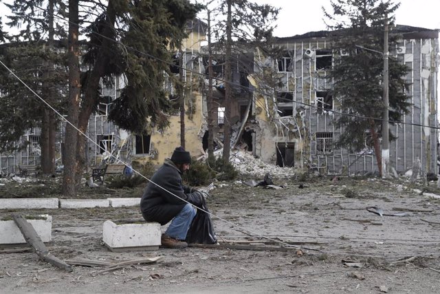 Archivo - Un hombre cerca de un edificio dañado por los combates en la localidad de Volnovaja, en Donetsk (Ucrania)