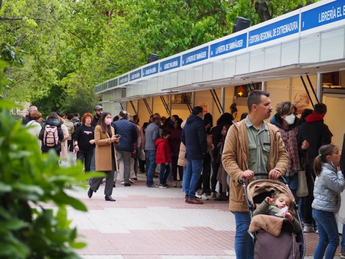El Paseo de Cánovas de Cáceres acoge la XXII Feria del Libro hasta el domingo 1 de mayo