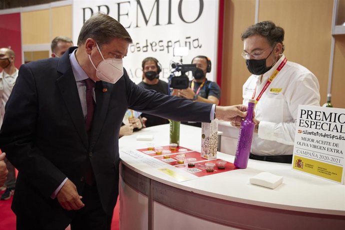 Archivo - El ministro de Agricultura, Pesca y Alimentación, Luis Planas (i), mira una muestra de aceites en la XXXIV Salón Gourmets en IFEMA 