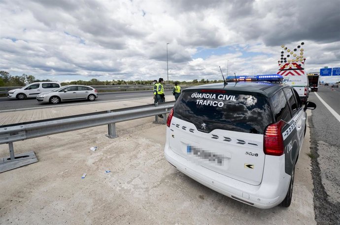 Un vehículo de la Guardia Civil en un control de tráfico de la Guardia Civil en la A5 el día en que arranca la segunda fase de la operación salida de Semana Santa 2022, a 13 de abril de 2022, en Madrid (España). Hoy, Miércoles Santo, arranca la segunda 