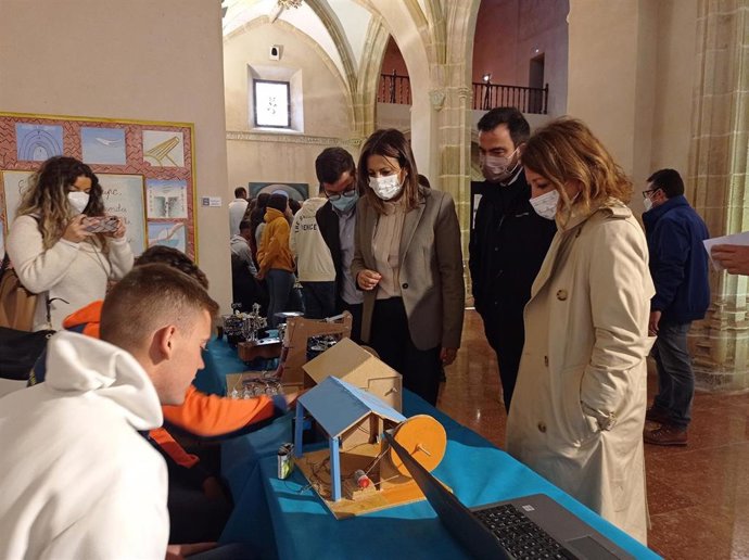 La delegada del Gobierno andaluz en Málaga, Patricia Navarro (d) en su visita a la Feria de los Inventos y el Talento de Ronda (Málaga) junto a la alcaldesa, María de la Paz Fernández.