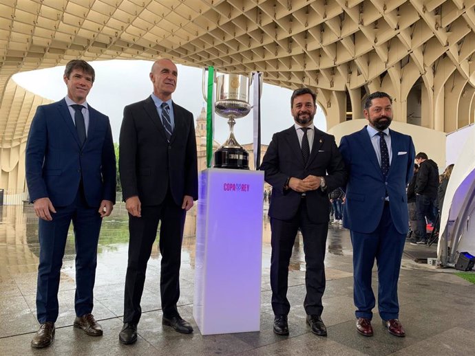 El alcalde de Sevilla, Antonio Muñoz, y el consejero de Educación y Deporte, Manuel Alejandro Cardenete, flanquean la Copa del Rey que ha quedado expuesta en las setas de la Encarnación.