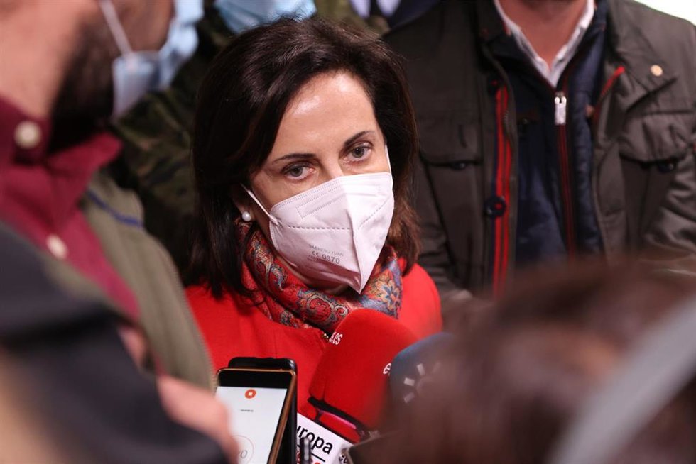 La ministra de Defensa, Margarita Robles, este viernes en Córdoba en declaraciones a los medios tras la visita a la Brigada 'Guzmán el Bueno' X. 