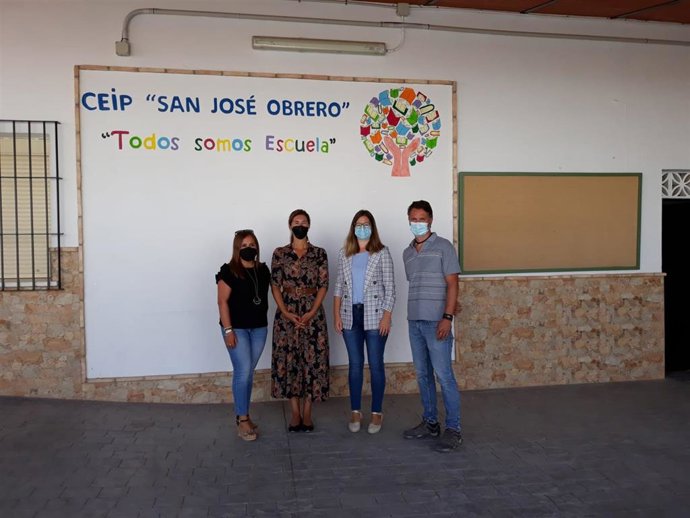 La delegada territorial de Regeneración, Justicia y Administración Local de la Junta en Málaga, Mónica Alejo, en una visita al colegio de Cuevas del Becerro
