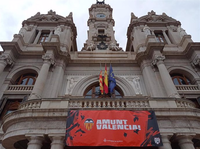 El balcón del Ayuntamiento luce desde este mediodía una pancarta de apoyo al Valencia CF ante la final de la Copa del Rey de fútbol
