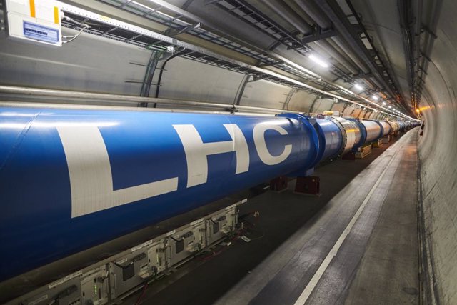 Archivo - El túnel del LHC en el punto 1