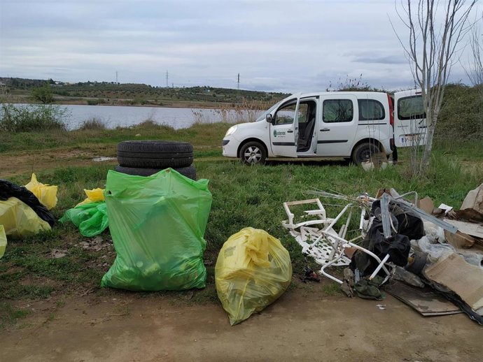Archivo - Restos de basura recogidos en el entorno del río Guadiana a su paso por Mérida.