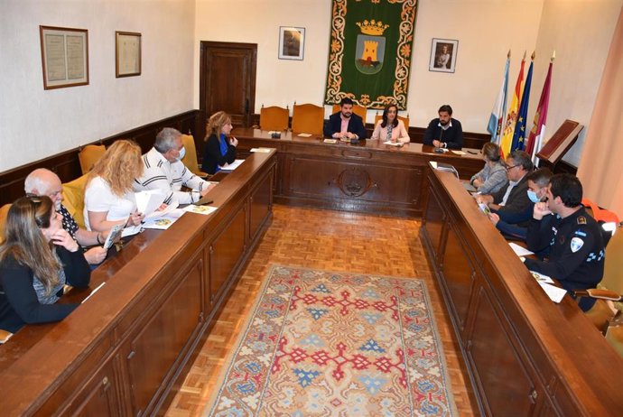 Reunión en la que se ha decidido el cambio del final del cortejo.