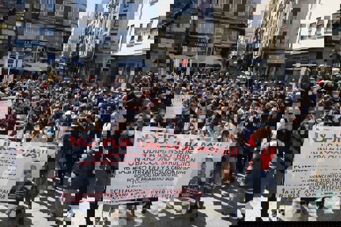 Varios familiares y allegados de los pescadores naufragados en Terranova (Canadá) se manifiestan para pedir que se baje al pecio. 