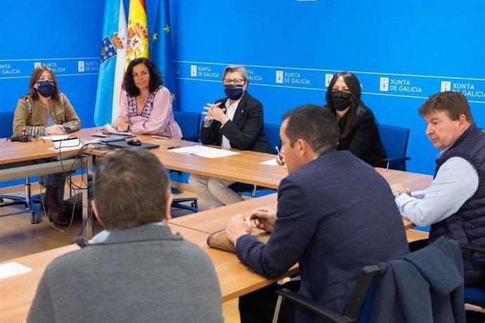 La conselleira do Mar, Rosa Quintana mantiene una reunión con representantes de la Confederación Mar-Industria Alimentaria para analizar la situación del sector