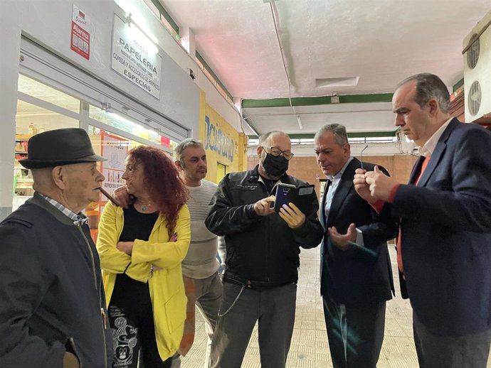 Sanz visita locales comerciales de la barriada Murillo del Polígono Sur.