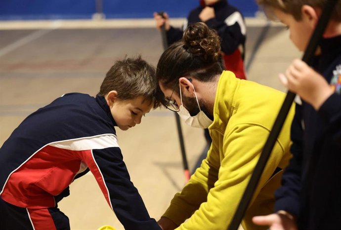 Un profesor con mascarilla y un alumno