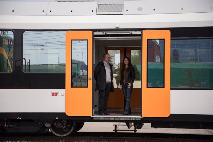 El jefe de la línea Lleida-La Pobla de Segur y la presidenta de  Ferrocarrils de la Generalitat de Catalunya (FGC), Marta Subir.