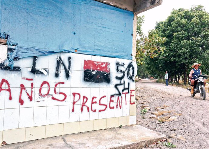 Archivo - Pintada a favor de la guerrilla del Ejército de Liberación Nacional (ELN) en Arauca, Colombia.