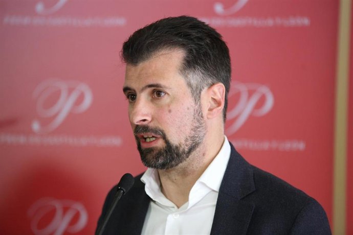 Luis Tudanca atiende a los medios en la celebración de los Premios CyL 2021