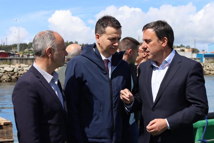 El secretario xeral del PSdeG de Pontevedra, David Regades; el portavoz del PSOE en el Congreso, Héctor Gómez; y el secretario xeral del PSdeG, Valentín González Formoso,