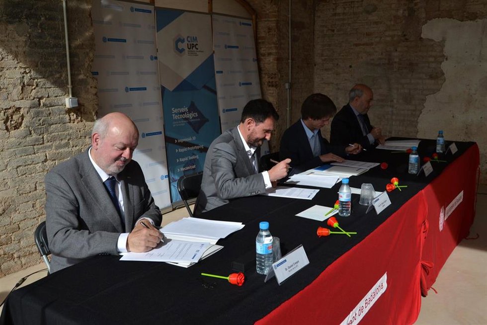 Firma del acuerdo del centro de manufactura avanzada en la fábrica CACI de Badalona (Barcelona)