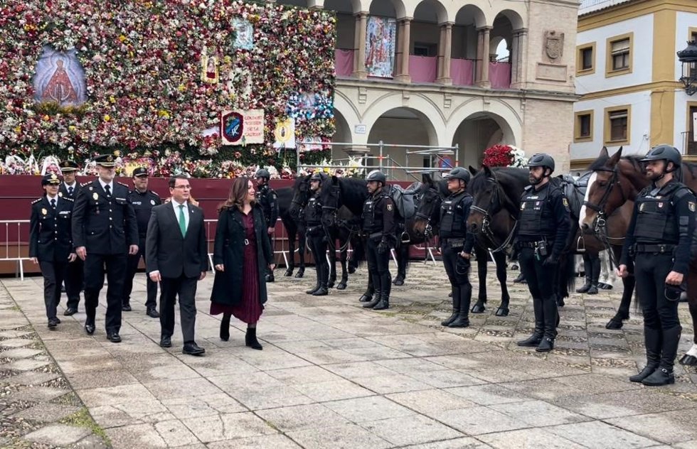 Madueño, acompañada por el alcalde de Andújar, pasa revista a los efectivos del CNP